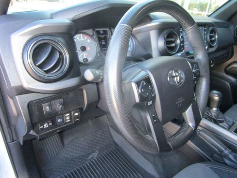 Used 2022 Toyota Tacoma TRD Off-Road image 23