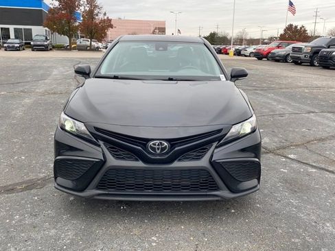 Used 2023 Toyota Camry SE image 3