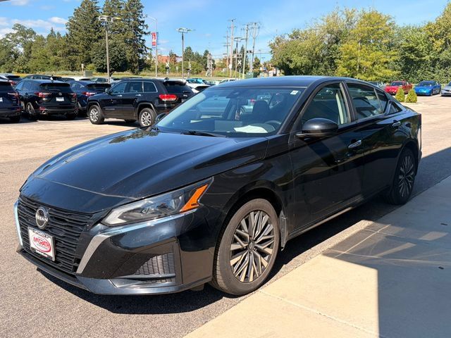 Used 2023 Nissan Altima 2.5 SV w/ SV Premium Package AWD/4WD image 3