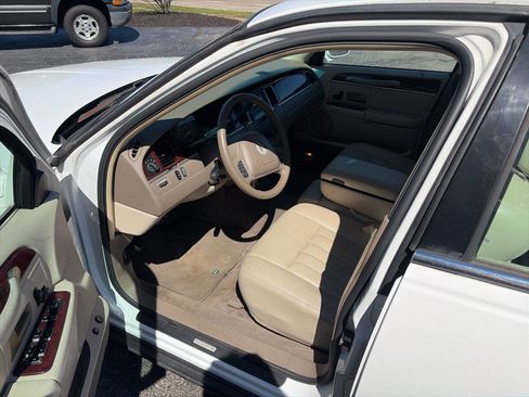 Used 2004 Lincoln Town Car Signature image 9