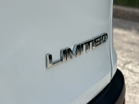 Used 2017 Jeep Cherokee Limited AWD/4WD image 10