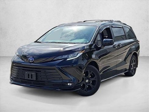 Used 2025 Toyota Sienna XLE Woodland Edition image 1