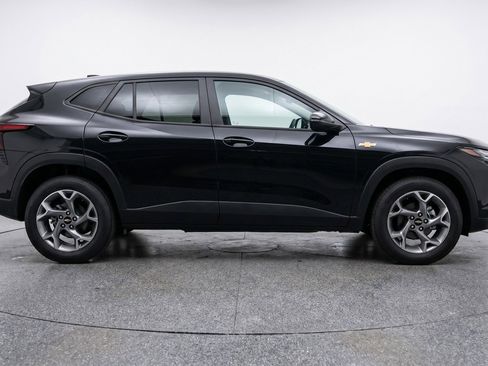 Used 2025 Chevrolet Trax LT FWD image 11
