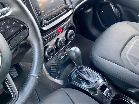 Used 2017 Jeep Renegade Altitude FWD image 16
