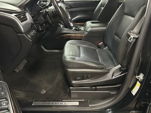 Used 2018 Chevrolet Suburban LT image 9