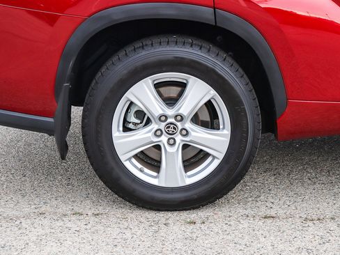 Used 2023 Toyota Highlander LE image 11