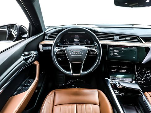 Used 2022 Audi e-tron Premium image 5