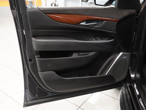 Used 2017 Cadillac Escalade ESV Luxury AWD/4WD image 6