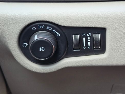 Used 2024 Chrysler Pacifica Touring-L FWD image 14