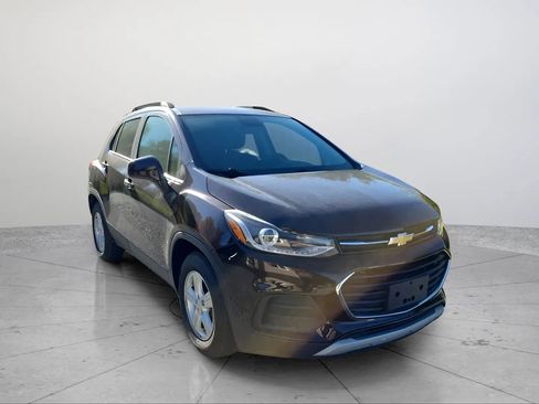 Used 2020 Chevrolet Trax LT w/ LT Convenience Package image 16