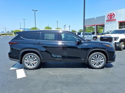 New 2026 Toyota Highlander Platinum AWD/4WD image 2