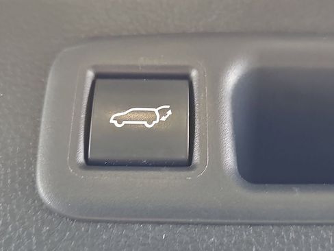 Used 2025 Toyota Highlander XLE AWD/4WD image 16