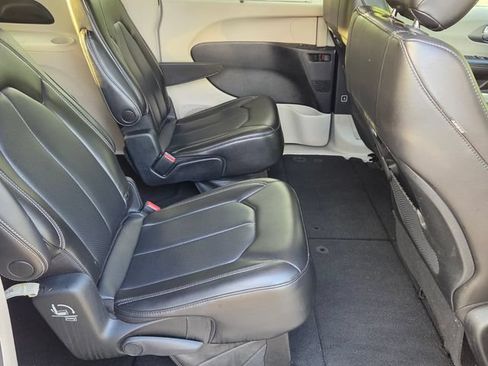 Used 2023 Chrysler Pacifica Touring-L FWD image 17