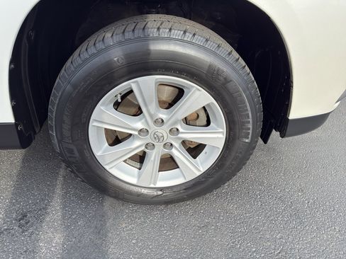 Used 2012 Toyota Highlander SE w/ Tow Pkg image 11