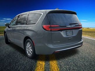 Certified 2025 Chrysler Pacifica Select video 2