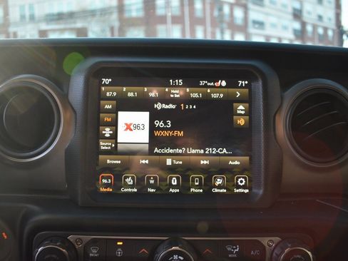 Used 2022 Jeep Gladiator Willys image 18