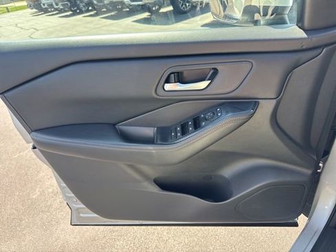 Used 2024 Nissan Rogue SV AWD/4WD image 17