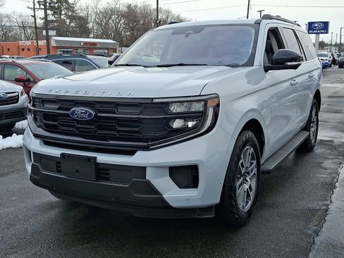 Used 2025 Ford Expedition Active image 3