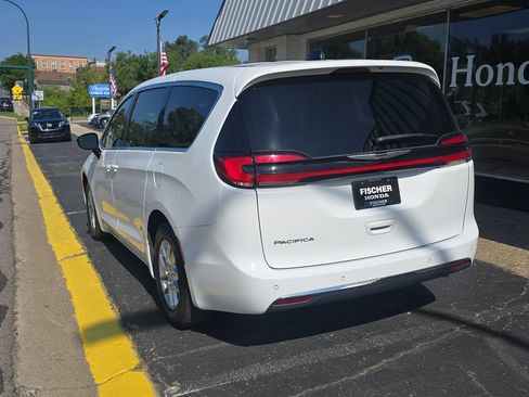 Used 2024 Chrysler Pacifica Touring-L FWD image 4