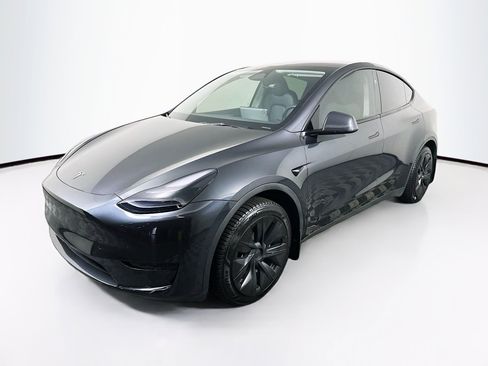 Used 2024 Tesla Model Y 2WD image 3