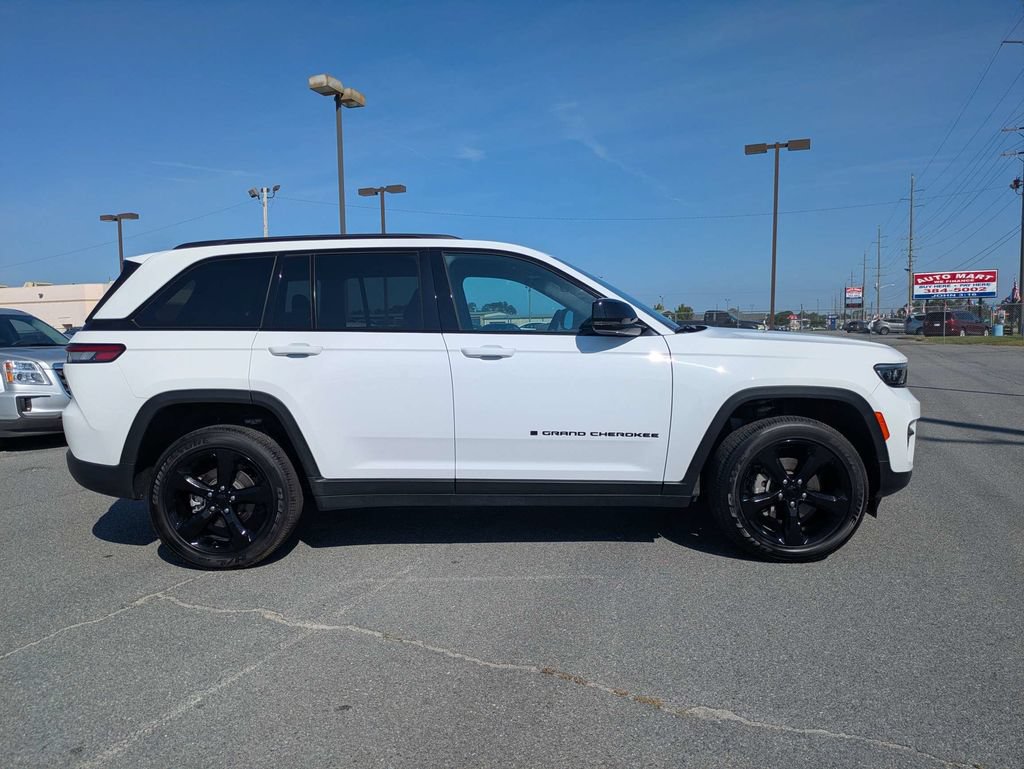 Used 2025 Jeep Grand Cherokee Altitude RWD image 3