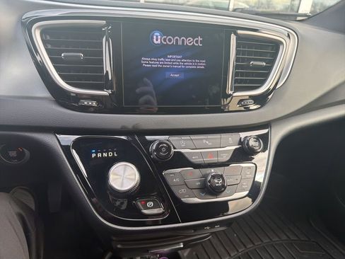 Used 2020 Chrysler Pacifica Touring w/ S Appearance Package image 2