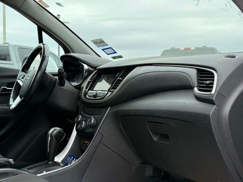 Used 2018 Chevrolet Trax LT w/ LT Convenience Package image 12