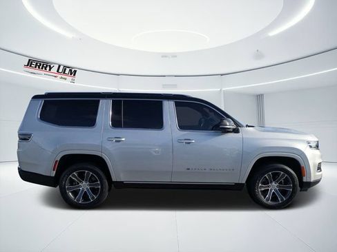 Used 2023 Jeep Grand Wagoneer 4WD image 2