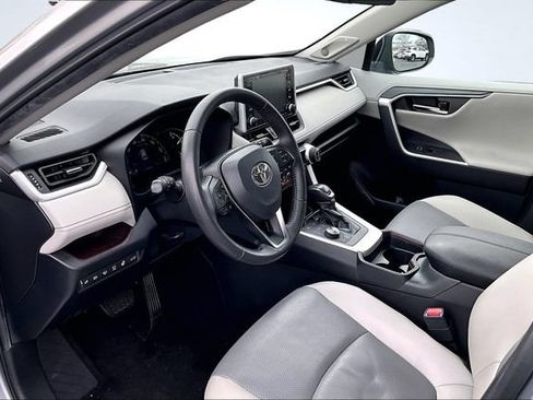 Used 2020 Toyota RAV4 Limited AWD/4WD image 16