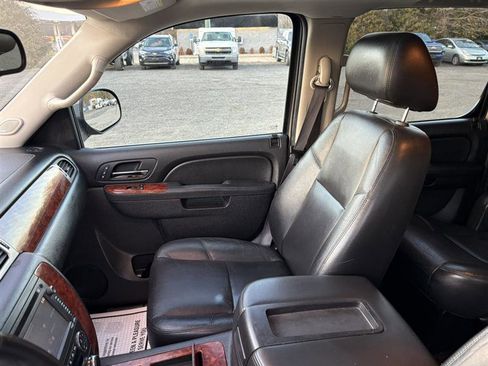 Used 2014 Chevrolet Suburban LTZ image 8