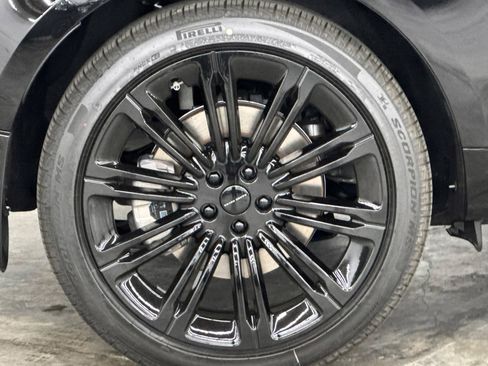 New 2026 Land Rover Range Rover Long Wheelbase SE image 9