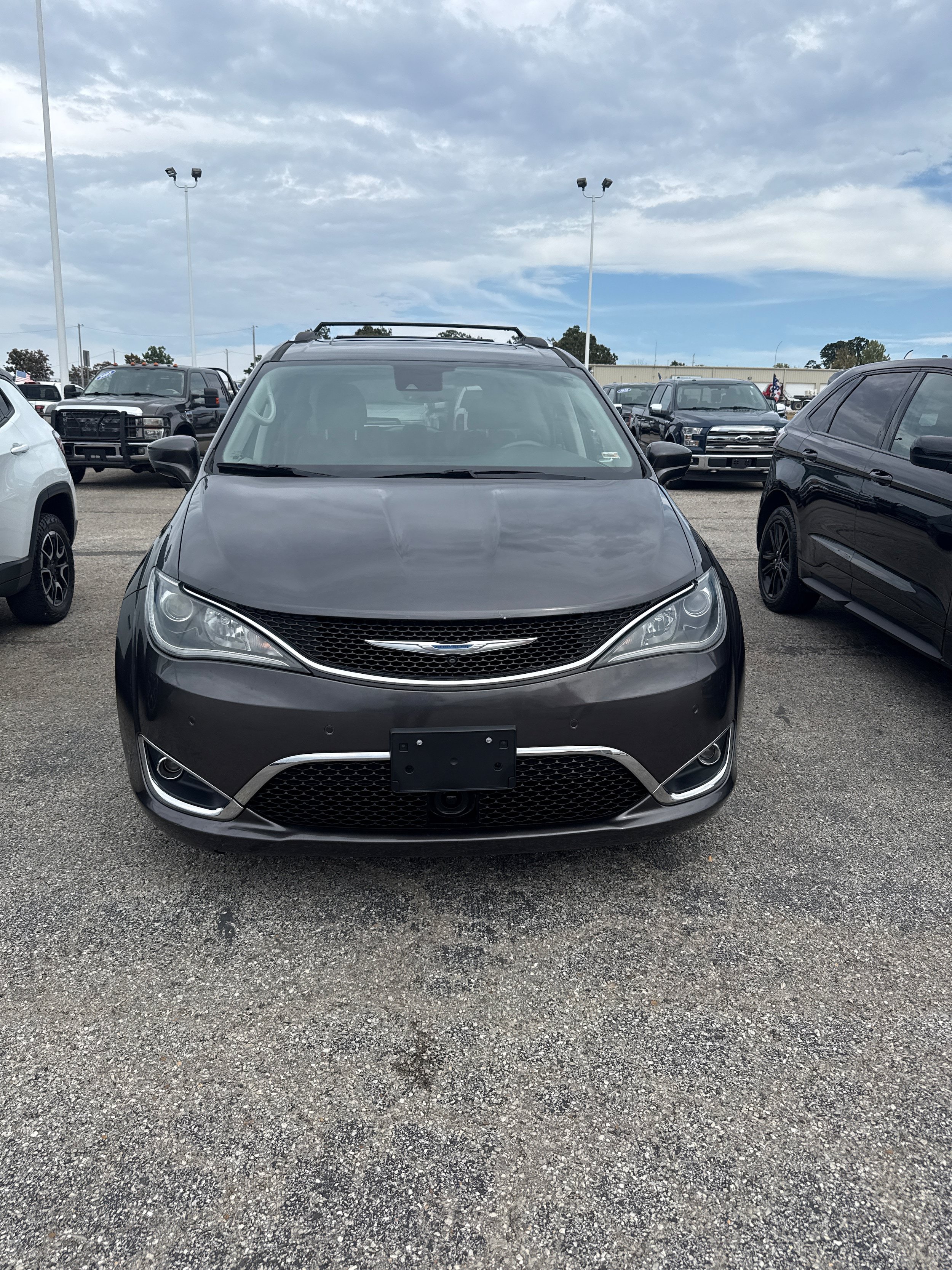 Used 2018 Chrysler Pacifica Touring-L Plus w/ Advanced Safetytec Group FWD image 1