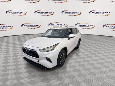 Used 2020 Toyota Highlander XLE AWD/4WD image 4
