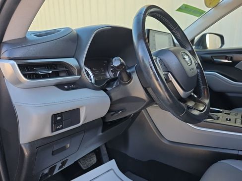 Used 2022 Toyota Highlander XLE image 14