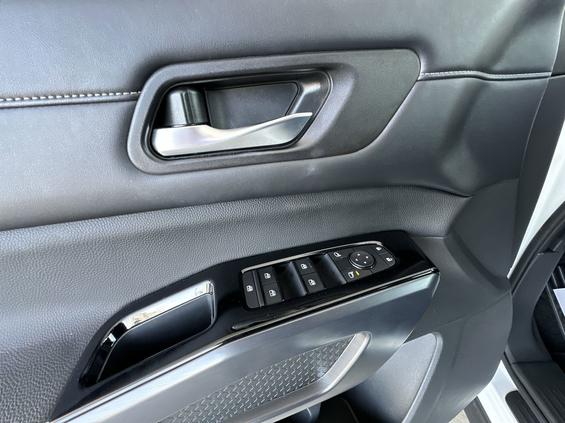 Used 2023 Nissan Pathfinder SL AWD/4WD image 23