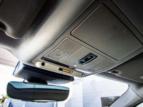 Used 2018 Jaguar E-PACE SE image 39