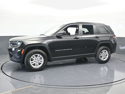 Used 2025 Jeep Grand Cherokee Laredo image 2