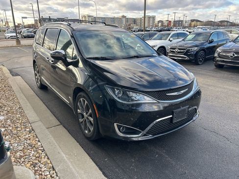 Used 2017 Chrysler Pacifica Limited image 7