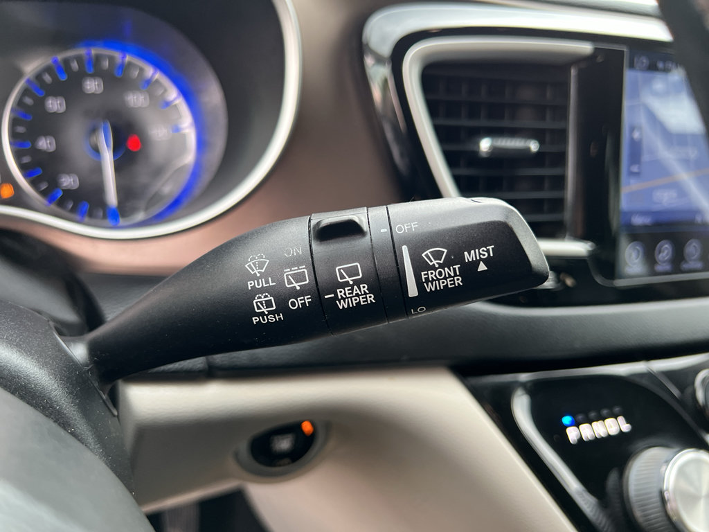 Used 2017 Chrysler Pacifica Touring-L FWD image 29