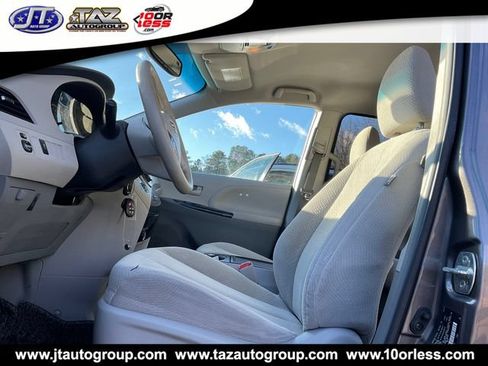 Used 2014 Toyota Sienna LE FWD image 3