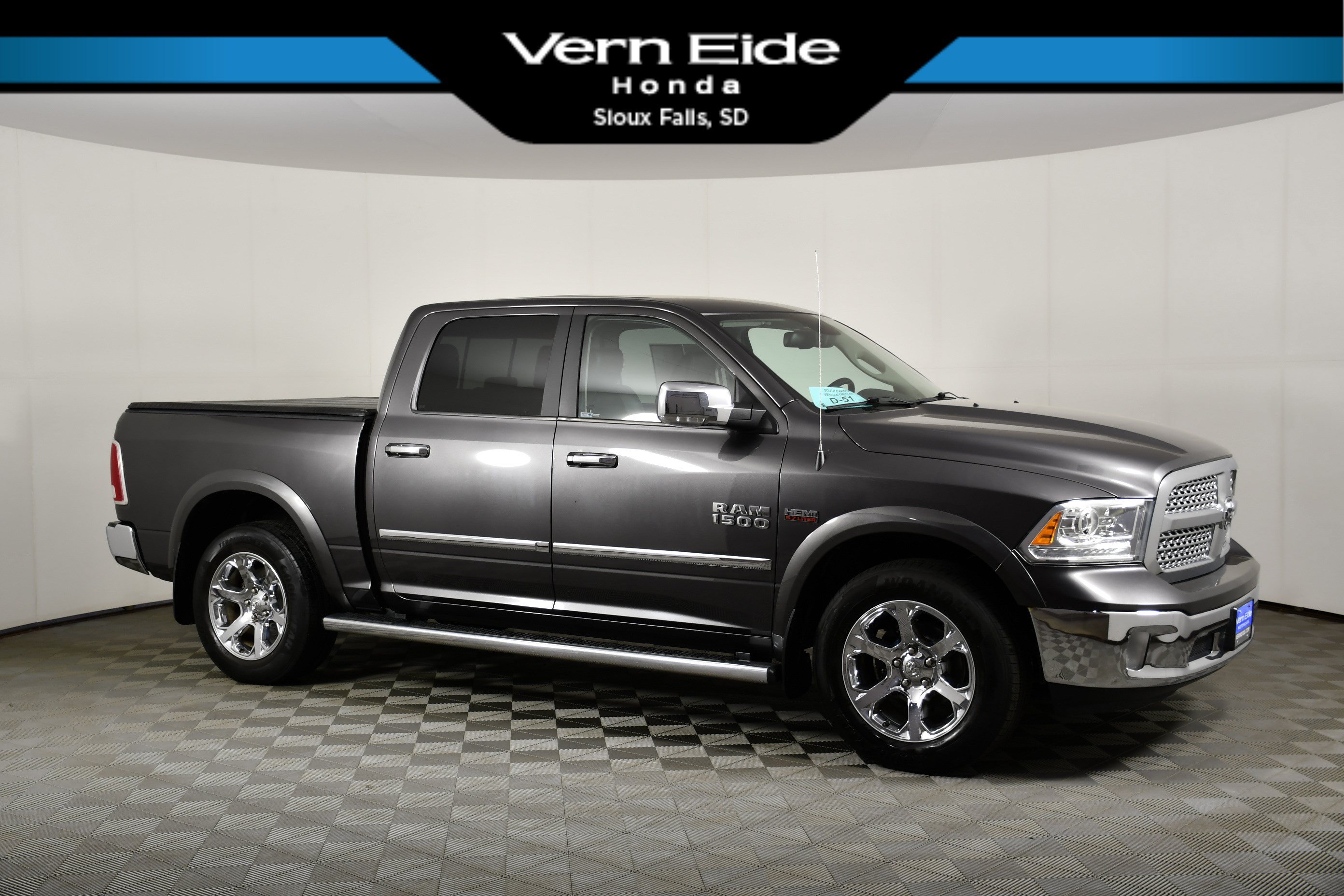 Used 2018 RAM 1500 Laramie AWD/4WD image 1