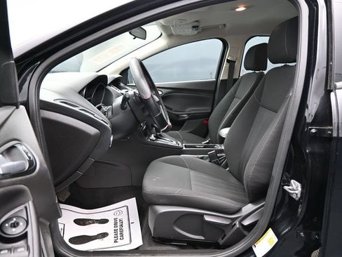 Used 2016 Ford Focus SE w/ SE Sport Package FWD image 9