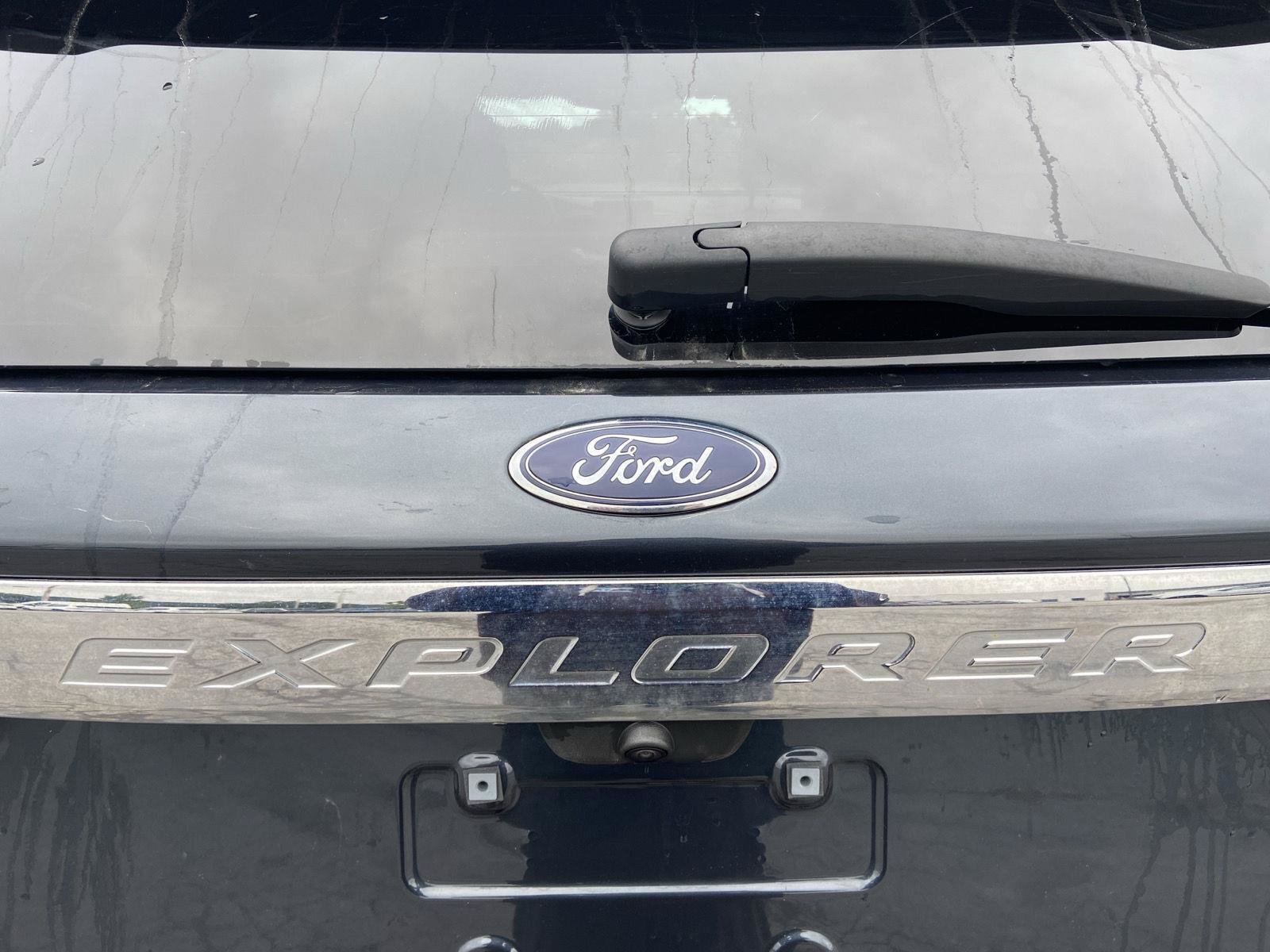 Used 2023 Ford Explorer XLT AWD/4WD image 12