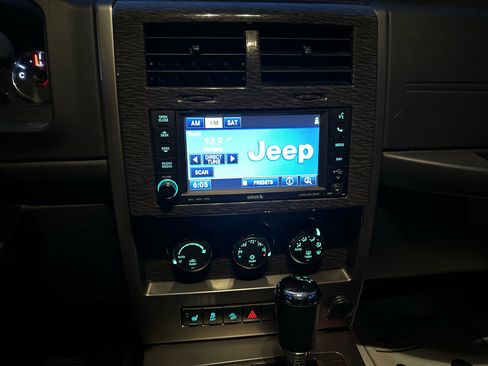 Used 2012 Jeep Liberty Limited Jet w/ Comfort/Convenience Group image 25