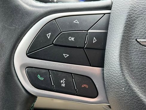 Used 2018 Chrysler Pacifica Touring-L FWD image 20