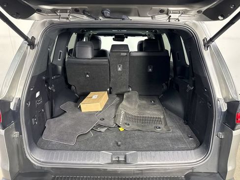 Used 2024 Lexus LX 600 4WD w/ Luxury Package image 35
