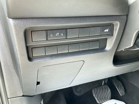 Used 2025 Mitsubishi Outlander AWD image 23