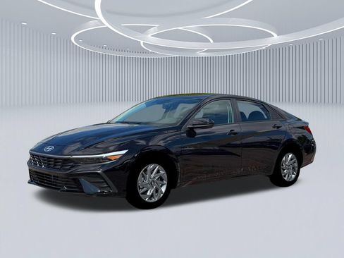 New 2026 Hyundai Elantra Hybrid FWD image 2
