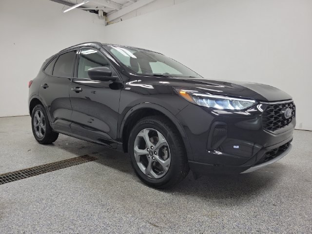 Used 2023 Ford Escape ST-Line w/ Tech Pack #1 AWD/4WD image 2