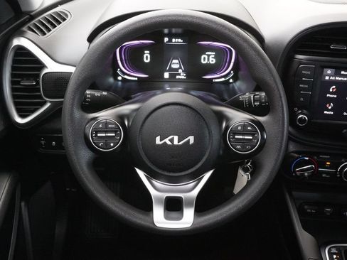 Used 2023 Kia Soul LX w/ LX Technology Package FWD image 17